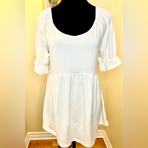 Romantic V-neck white tee w/empire peplum, puff elastic sleeves w/flair trim 🤍 - Picture 2 of 9